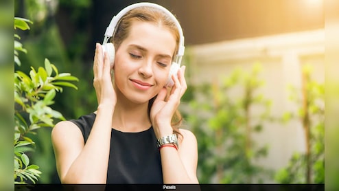 Noise Cancellation Headphones से बढ़ सकता है एक्सीडेंट का खतरा? जानिए क्या कहते हैं एक्सपर्ट्स