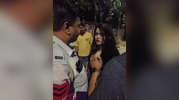 रायपुर के VIP रोड पर दिखा रशियन युवती का हाई वोल्टेज ड्रामा, पहले कार से स्कूटी सवार को मारी टक्कर, फिर उल्टे पुलिस से भिड़ी