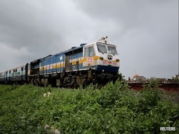 ट्रेन का AC कोच बना शादी का हॉल, लगने लगी मेहंदी, गाने लगे भजन, बच्चों ने किया हुड़दंग, पैसेंजर्स का हुआ बुरा हाल ट्रेन का AC कोच बना शादी का हॉल, लगने लगी मेहंदी, गाने लगे भजन, बच्चों ने किया हुड़दंग, पैसेंजर्स का हुआ बुरा हाल