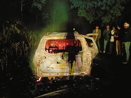 MP News : चलती कार ने अचानक से पकड़ ली आग, समझदारी दिखा कूद कर भागे लोग