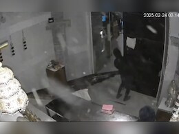 मंदिर में चोरी की बड़ी वारदात, तीन चोरों ने किया 14 लाख का सामान, CCTV फुटेज आया सामने