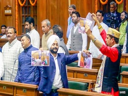 दिल्ली विधानसभा में पहले दिन ही हंगामा, विजेंद्र गुप्ता को बधाई देते हुए आतिशी ने भाजपा पर लगाए आरोप दिल्ली विधानसभा में पहले दिन ही हंगामा, विजेंद्र गुप्ता को बधाई देते हुए आतिशी ने भाजपा पर लगाए आरोप