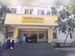 10वीं की छात्रा ने की सुसाइड की कोशिश, हॉस्टल की छत से कूदी; अस्पताल में डॉक्टरों को बताई हैरान करने वाली बात 10वीं की छात्रा ने की सुसाइड की कोशिश, हॉस्टल की छत से कूदी; अस्पताल में डॉक्टरों को बताई हैरान करने वाली बात