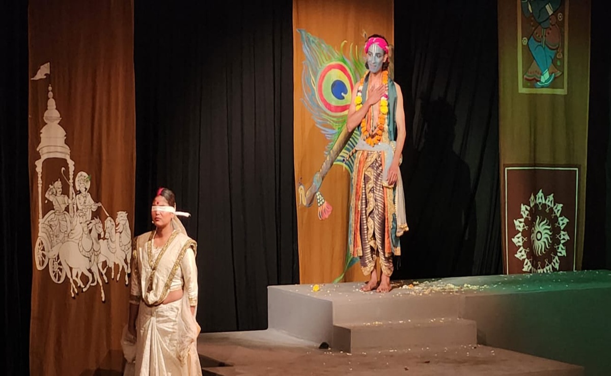 Bharat Rang Mahotsav: भारत भवन में पुनश्च कृष्ण की प्रस्तुति, दिव्यता और मानवीय प्रश्नों का दिखा ऐसा संगम