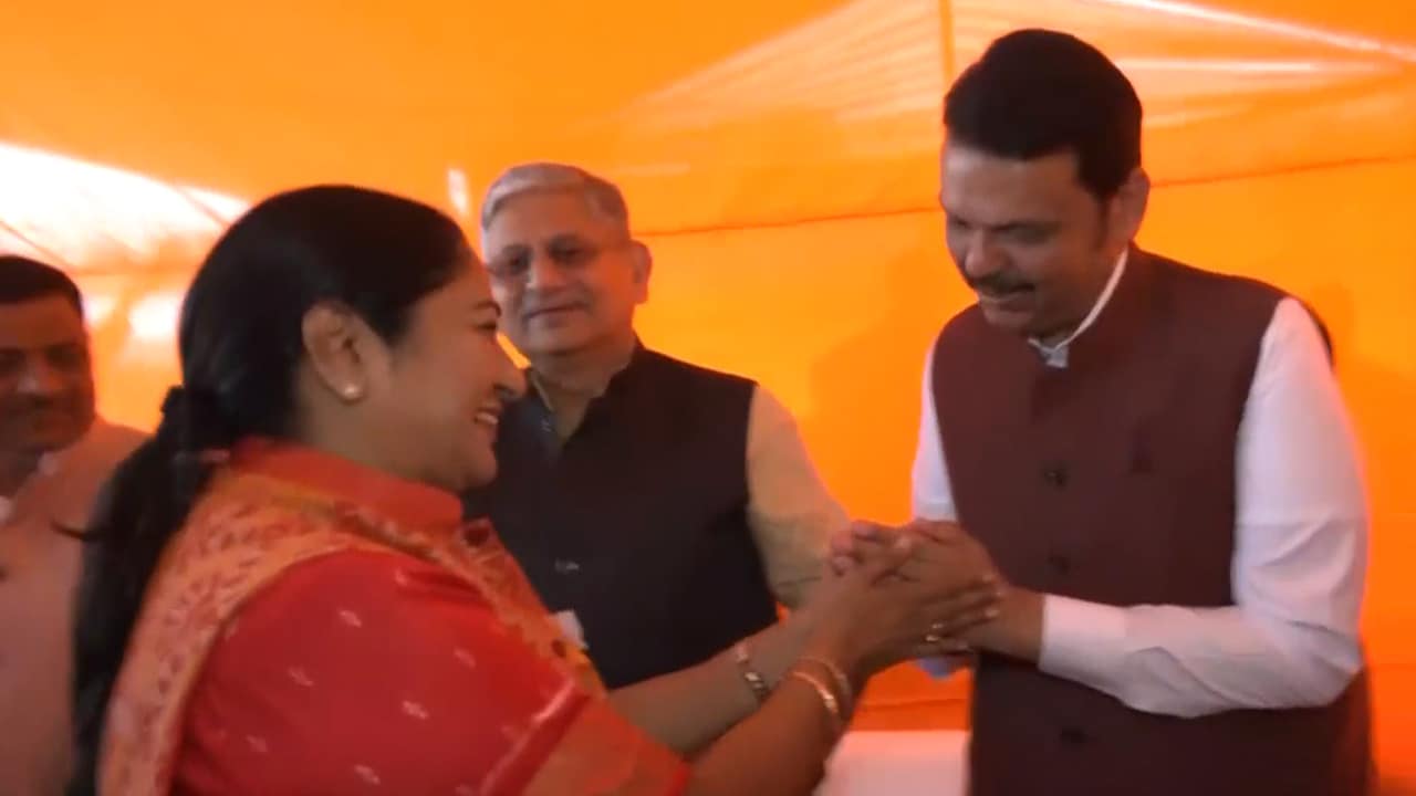Rekha Gupta Meets D Fadnavis, Other BJP Leaders At Ramlila Maidan Ahead Of Oath Ceremony