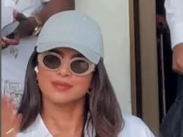 प्रियंका चोपड़ा अपने भाई की शादी के लिए पहुंचीं मुंबई, पैपराजी को कुछ यूं किया हाय-हेलो प्रियंका चोपड़ा अपने भाई की शादी के लिए पहुंचीं मुंबई, पैपराजी को कुछ यूं किया हाय-हेलो