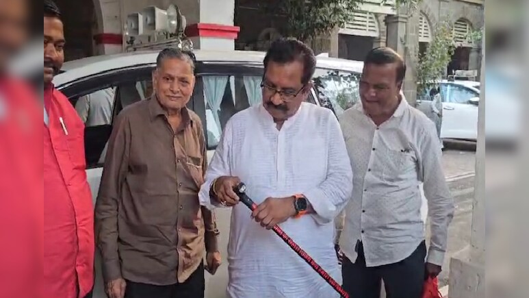 कैबिनेट मंत्री बुजुर्गों को फ्री में बांटेंगे 'जादू की छड़ी', मुसीबत में बचाएगी, बोर होंगे तो सुनाएगी गाने