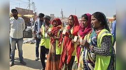 Mahakumbh Mela 2025: महाकुंभ में कोटा के ज्&zwj;वेलर ने 10 हजार चांदी के स&zwj;िक्&zwj;के दान बांटे, सफाईकर्मी और मजदूरों को क&zwj;िए&nbsp;भेंट&nbsp;