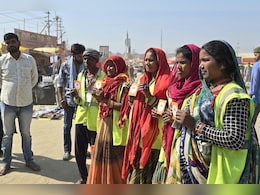 Mahakumbh Mela 2025: महाकुंभ में कोटा के ज्वेलर ने 10 हजार चांदी के सिक्के दान बांटे, सफाईकर्मी और मजदूरों को किए भेंट  Mahakumbh Mela 2025: महाकुंभ में कोटा के ज्वेलर ने 10 हजार चांदी के सिक्के दान बांटे, सफाईकर्मी और मजदूरों को किए भेंट