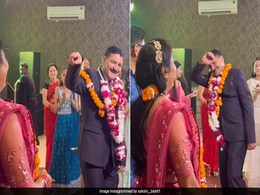 Man's Romantic Dance For Wife On 25th Anniversary Is Winning Hearts On Internet Man's Romantic Dance For Wife On 25th Anniversary Is Winning Hearts On Internet