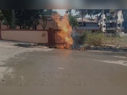 कर्नाटक के धारवाड़ में गैस पाइपलाइन में अचानक लगी आग, लपटें देख मची अफरा-तफरी कर्नाटक के धारवाड़ में गैस पाइपलाइन में अचानक लगी आग, लपटें देख मची अफरा-तफरी