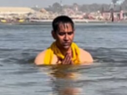 निरहुआ ने त्रिवेणी संगम में लगाई डुबकी, गले में पीला गमछा डाले हाथ जोड़कर प्रार्थना करते आए नजर निरहुआ ने त्रिवेणी संगम में लगाई डुबकी, गले में पीला गमछा डाले हाथ जोड़कर प्रार्थना करते आए नजर