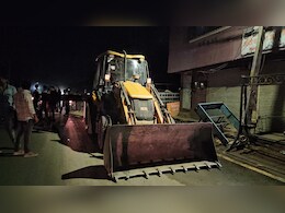 Ratlam JCB Accident: रतलाम में काल बनी जेसीबी, 4 साल की बच्ची की दर्दनाक मौत; माता-पिता भी अस्पताल में भर्ती Ratlam JCB Accident: रतलाम में काल बनी जेसीबी, 4 साल की बच्ची की दर्दनाक मौत; माता-पिता भी अस्पताल में भर्ती