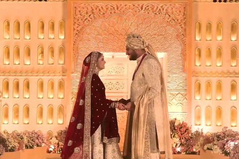 Watch - "You Are My Greatest Blessing": Jeet Adani, Diva Shah's <i>Varmala</i>