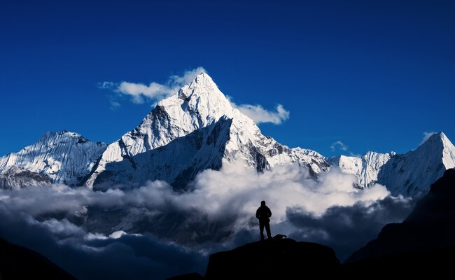4 Ex-Military Friends Plan To Climb Everest In A Week Using Anaesthetic Gas
