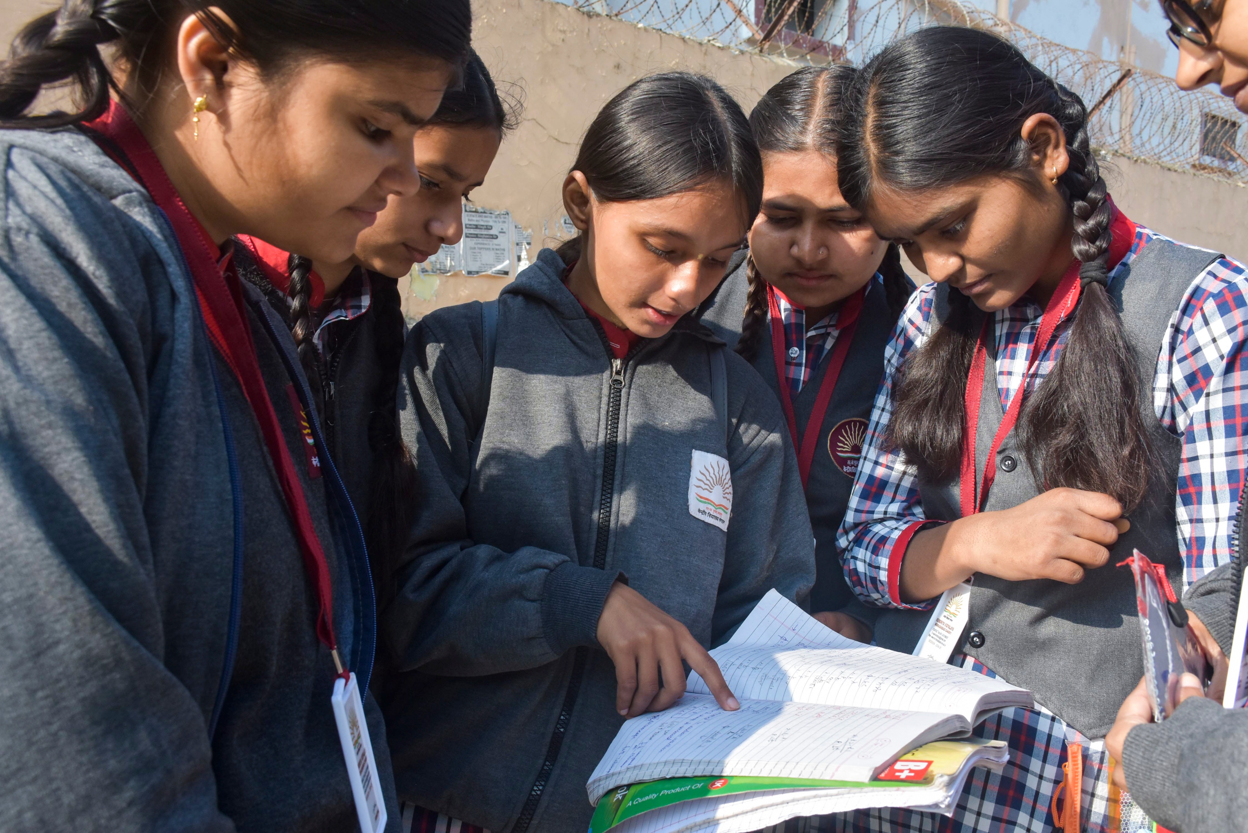 बच्चों को जबरन साइंस-मैथ पढ़ाना अधर्म से कम नहीं