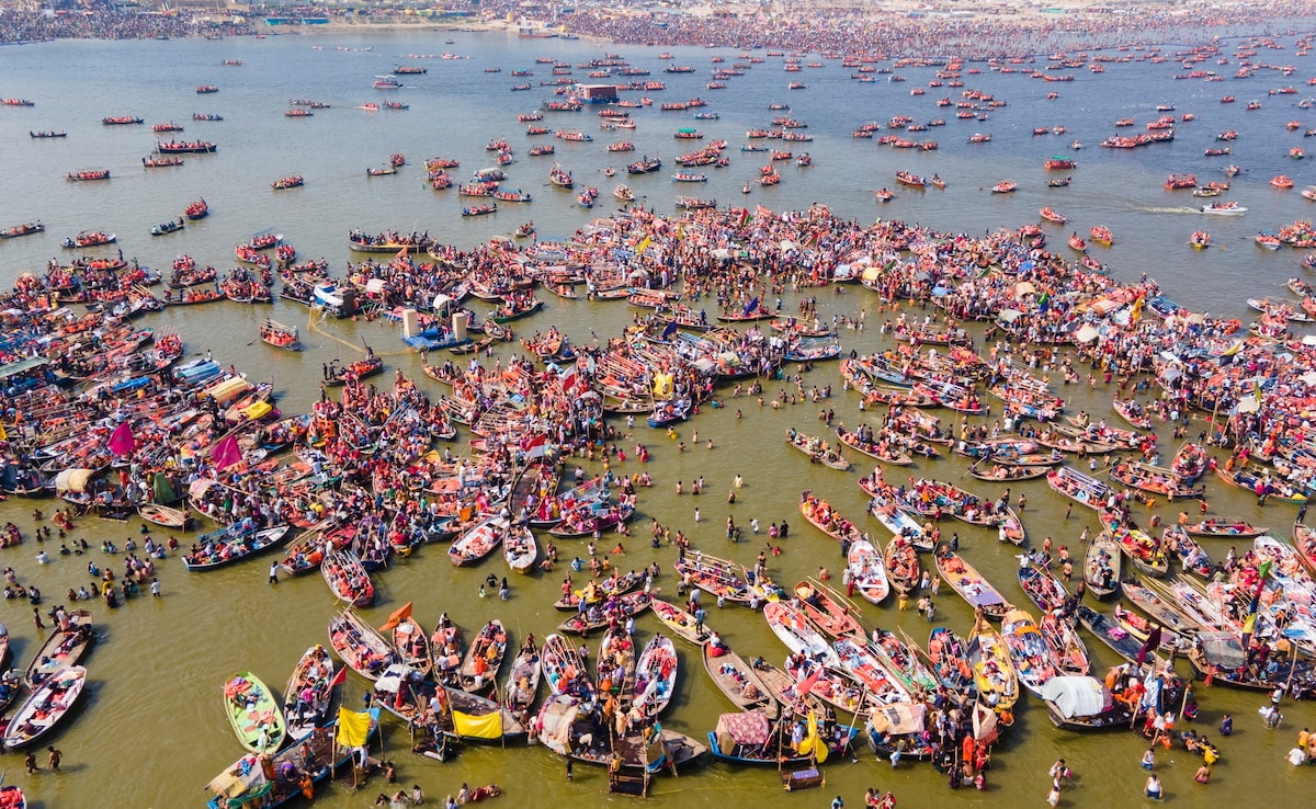 (प्रयागराज महाकुंभ में स्नान करते श्रद्धालु) (प्रयागराज महाकुंभ में स्नान करते श्रद्धालु)