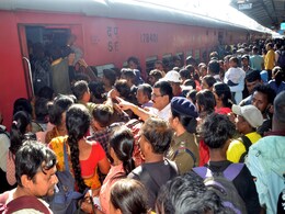 नई दिल्ली स्टेशन की भगदड़ के बाद प्लेटफॉर्म टिकटों की बिक्री बंद, रेलवे ने लिए ये बड़े फैसले नई दिल्ली स्टेशन की भगदड़ के बाद प्लेटफॉर्म टिकटों की बिक्री बंद, रेलवे ने लिए ये बड़े फैसले