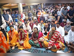 Ujjain News: परिवार के साथ महाकाल के दरबार पहुंचे केंद्रीय मंत्री शिवराज, दोनों बेटों की शादी का बाबा को दिया निमंत्रण