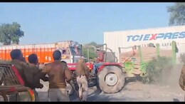 रेत माफिया फिर पड़े भारी! पुलिस ने घेर कर बरसाई लाठी...स्टंट करके ट्रैक्टर के साथ हुआ फरार, देखिए वीडियो