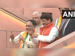 मनोज तिवारी और वीरेंद्र सचदेवा के जरा इस डांस को तो देखिए, दिल्ली में BJP की प्रचंड जीत मुख्यालय में जश्न का माहौल मनोज तिवारी और वीरेंद्र सचदेवा के जरा इस डांस को तो देखिए, दिल्ली में BJP की प्रचंड जीत मुख्यालय में जश्न का माहौल