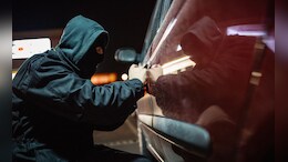 Vasai Car theft News: चोरट्यांचा 'कार'नामा! जुन्या कारमधून आले अन् शटर तोडून नवीकोरी कार घेऊन पळाले