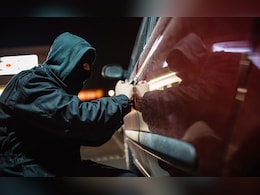 Vasai Car theft News: चोरट्यांचा 'कार'नामा! जुन्या कारमधून आले अन् शटर तोडून नवीकोरी कार घेऊन पळाले Vasai Car theft News: चोरट्यांचा 'कार'नामा! जुन्या कारमधून आले अन् शटर तोडून नवीकोरी कार घेऊन पळाले