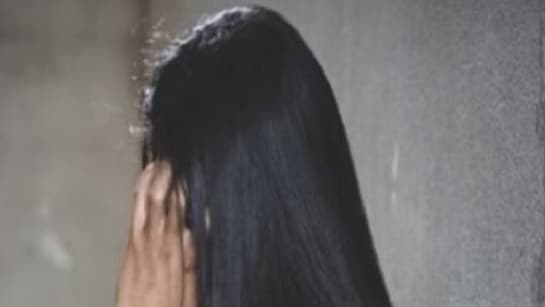 બેંગલુરુમાં એક મહિલા સાથે ક્રૂરતા, હોટલની છત પર 4 લોકોએ ગેંગરેપ કર્યો 3 बेंगलुरु में होटल की छत पर महिला से गैंगरेप, सभी 4 आरोपी गिरफ्तार | Gang rape of woman on hotel terrace in Bengaluru, all 4 accused arrested