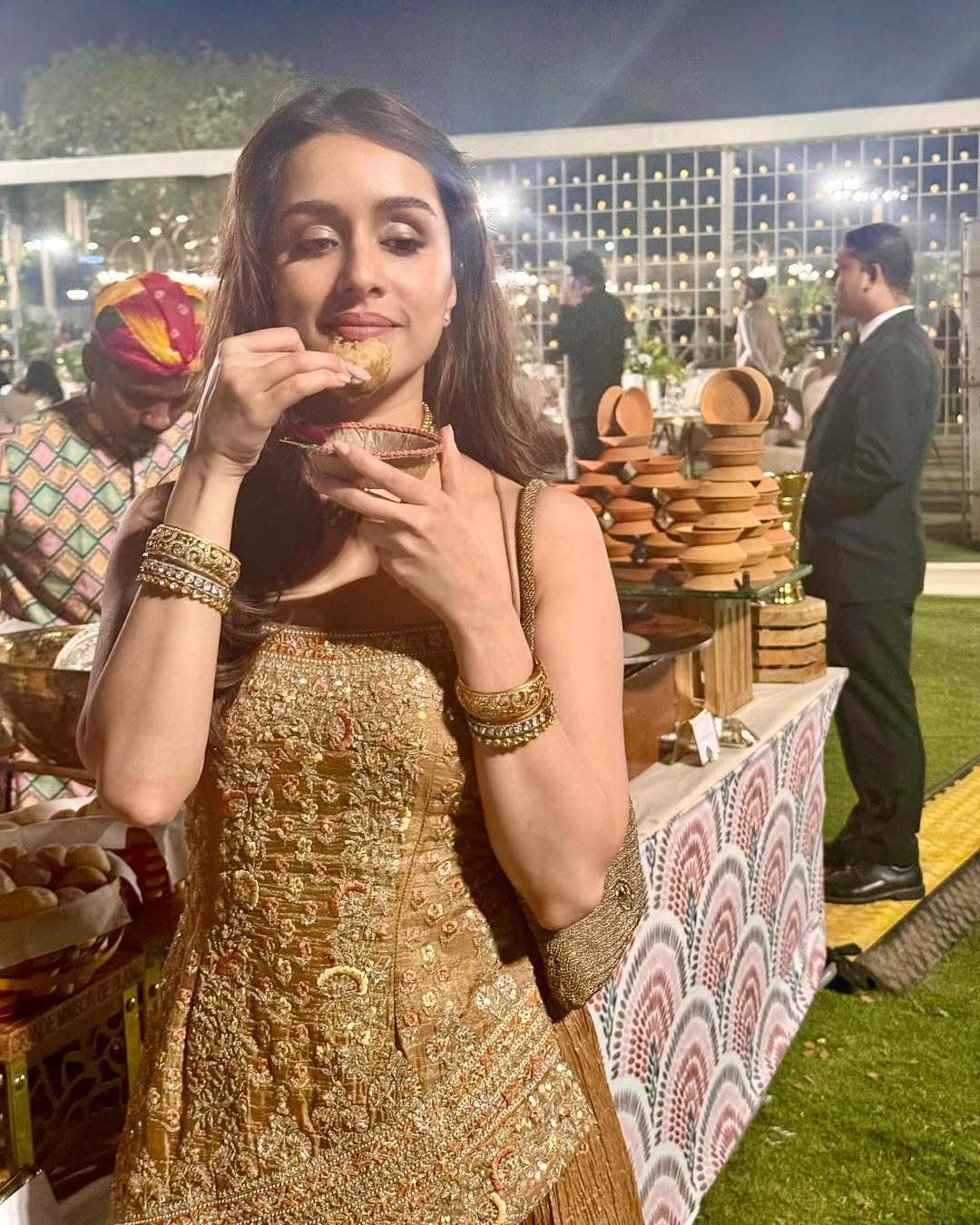 <i>"Ginna Bhool Gayi,"</i> Says Shraddha Kapoor While Eating Pani Puri
