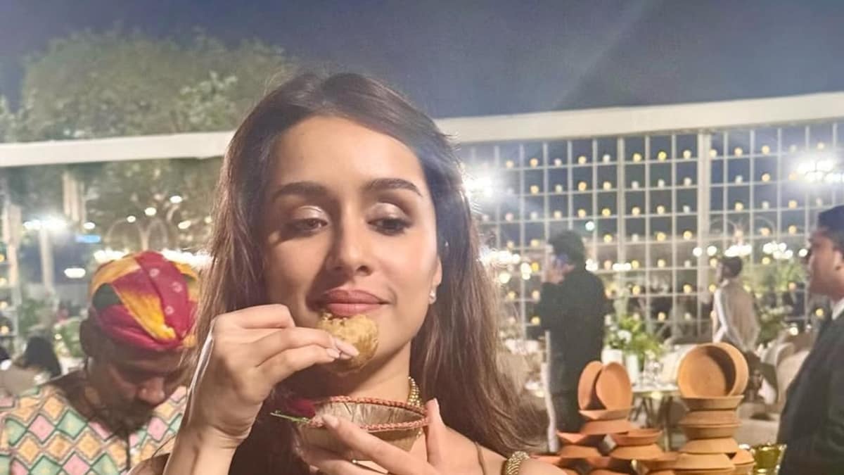 “Ginna Bhool Gayi,” Says Shraddha Kapoor While Eating Pani Puri