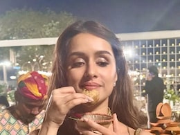 <i>"Ginna Bhool Gayi,"</i> Says Shraddha Kapoor While Eating Pani Puri <i>"Ginna Bhool Gayi,"</i> Says Shraddha Kapoor While Eating Pani Puri