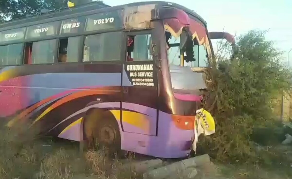 आधी रात में बस और बोलेरो की टक्कर आधी रात में बस और बोलेरो की टक्कर