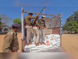 जशपुर पुलिस ने पकड़ी डेढ़ करोड़ की शराब, ट्रक में सीमेंट की बोरियों के नीचे दबी थीं 790 पेटियां; पंजाब से जा रही थी बिहार