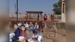यहां शिक्षा के मंदिर के बाहर सजती है शराबी और जुआरियों की महफिल, डर और असुरक्षा का माहौल