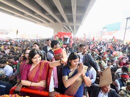 मिल्कीपुर रोड शो में डिंपल यादव के साथ हुआ कुछ ऐसा, सोशल मीडिया पर आई कमेंट्स की बाढ़ मिल्कीपुर रोड शो में डिंपल यादव के साथ हुआ कुछ ऐसा, सोशल मीडिया पर आई कमेंट्स की बाढ़