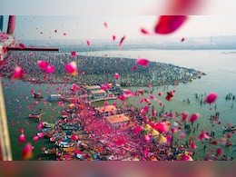 महाकुंभ में माघ पूर्णिमा पर करोड़ों श्रद्धालुओं ने लगाई आस्था की डुबकी, हेलीकॉप्टर से की गई पुष्प वर्षा महाकुंभ में माघ पूर्णिमा पर करोड़ों श्रद्धालुओं ने लगाई आस्था की डुबकी, हेलीकॉप्टर से की गई पुष्प वर्षा