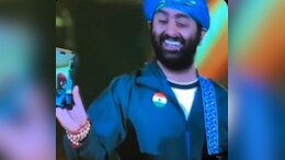 Crazy Viral: Arijit Singh Video Calls Father During His Chandigarh Concert. Watch