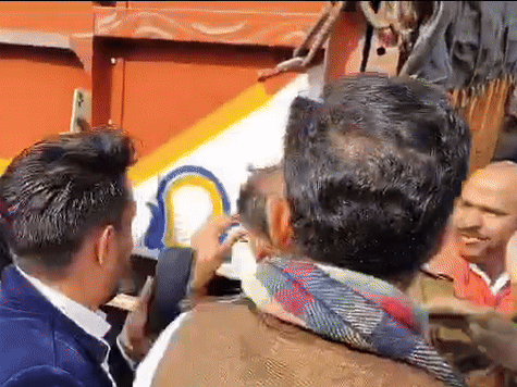 VIDEO: जयपुर में RTO इंस्पेक्टर की लोगों ने की जमकर पिटाई, हाईवे पर ट्रकों की कर रहा था चेकिंग