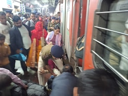 बिहार : समस्तीपुर में चलती ट्रेन से उतरने के दौरान गिरी महिला, RPF जवान ने ऐसे बचाई जान, अब हो रही है तारीफ बिहार : समस्तीपुर में चलती ट्रेन से उतरने के दौरान गिरी महिला, RPF जवान ने ऐसे बचाई जान, अब हो रही है तारीफ