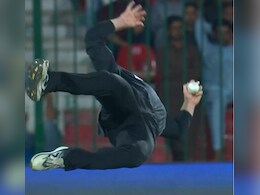 VIDEO: ग्लेन फिलिप्स ने हवा में करामात दिखाते हुए मोहम्मद रिजवान का पकड़ा सांस रोक देने वाला कैच, दुनिया हुई हैरान
