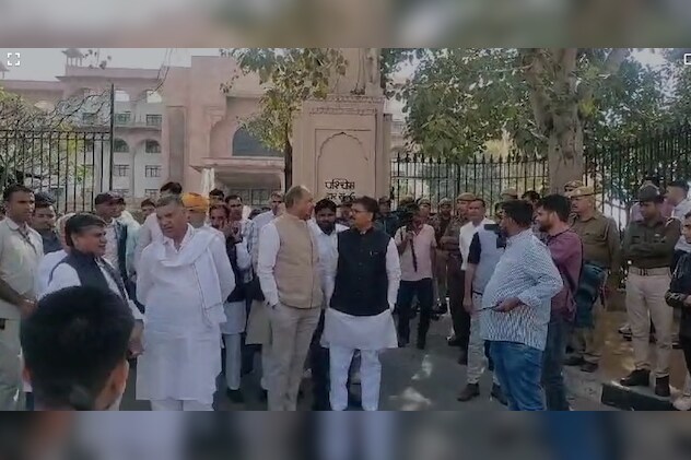 विधानसभा के बाहर कांग्रेस के विधायक विधानसभा के बाहर कांग्रेस के विधायक