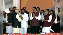 Delhi CM Oath Ceremony : फडणवीस, शिंदे, पवारांसह अनेक दिग्गज स्टेजवर; PM मोदींचं केवळ दोनच नेत्यांशी हस्तांदोलन