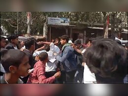 ई बिहार बा बबुआ! मैट्रिक की परीक्षा में नकल नहीं करने दिया तो कर दी जमकर पिटाई, वीडियो वायरल ई बिहार बा बबुआ! मैट्रिक की परीक्षा में नकल नहीं करने दिया तो कर दी जमकर पिटाई, वीडियो वायरल