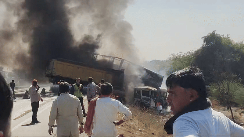 पाली में जयपुर जैसा अग्निकांड, ट्रेलर और ट्रक की टक्कर से लगी भीषण आग; कई वाहन जलकर राख