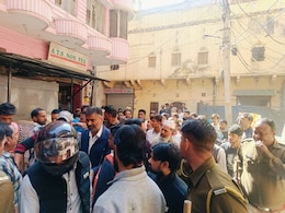 जयपुर में पशु प्रबंधन शाखा ने मीट की अवैध दुकानों को किया सीज, लोगों ने की निगम दस्ते से अभद्रता; मामला दर्ज जयपुर में पशु प्रबंधन शाखा ने मीट की अवैध दुकानों को किया सीज, लोगों ने की निगम दस्ते से अभद्रता; मामला दर्ज