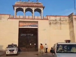Rajasthan: दौसा जेल में सिम कार्ड ले जाने वाला नर्सिंग कर्मी पकड़ा, गैंग में कई लोगों के शामिल होने की आशंका Rajasthan: दौसा जेल में सिम कार्ड ले जाने वाला नर्सिंग कर्मी पकड़ा, गैंग में कई लोगों के शामिल होने की आशंका