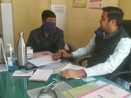 राजस्थान के इस हॉस्पिटल में हर रोज पहुंचते हैं 400 से 500 मरीज, इलाज के लिए मात्र दो डॉक्टर राजस्थान के इस हॉस्पिटल में हर रोज पहुंचते हैं 400 से 500 मरीज, इलाज के लिए मात्र दो डॉक्टर