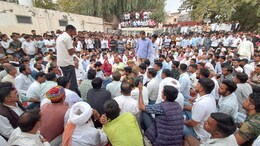 बीकानेर में 3 छात्राओं की मौत पर बढ़ा बवाल, परिजनों के साथ धरने पर बैठे हनुमान बेनीवाल&nbsp;