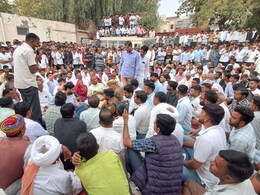 बीकानेर में 3 छात्राओं की मौत पर बढ़ा बवाल, परिजनों के साथ धरने पर बैठे हनुमान बेनीवाल  बीकानेर में 3 छात्राओं की मौत पर बढ़ा बवाल, परिजनों के साथ धरने पर बैठे हनुमान बेनीवाल