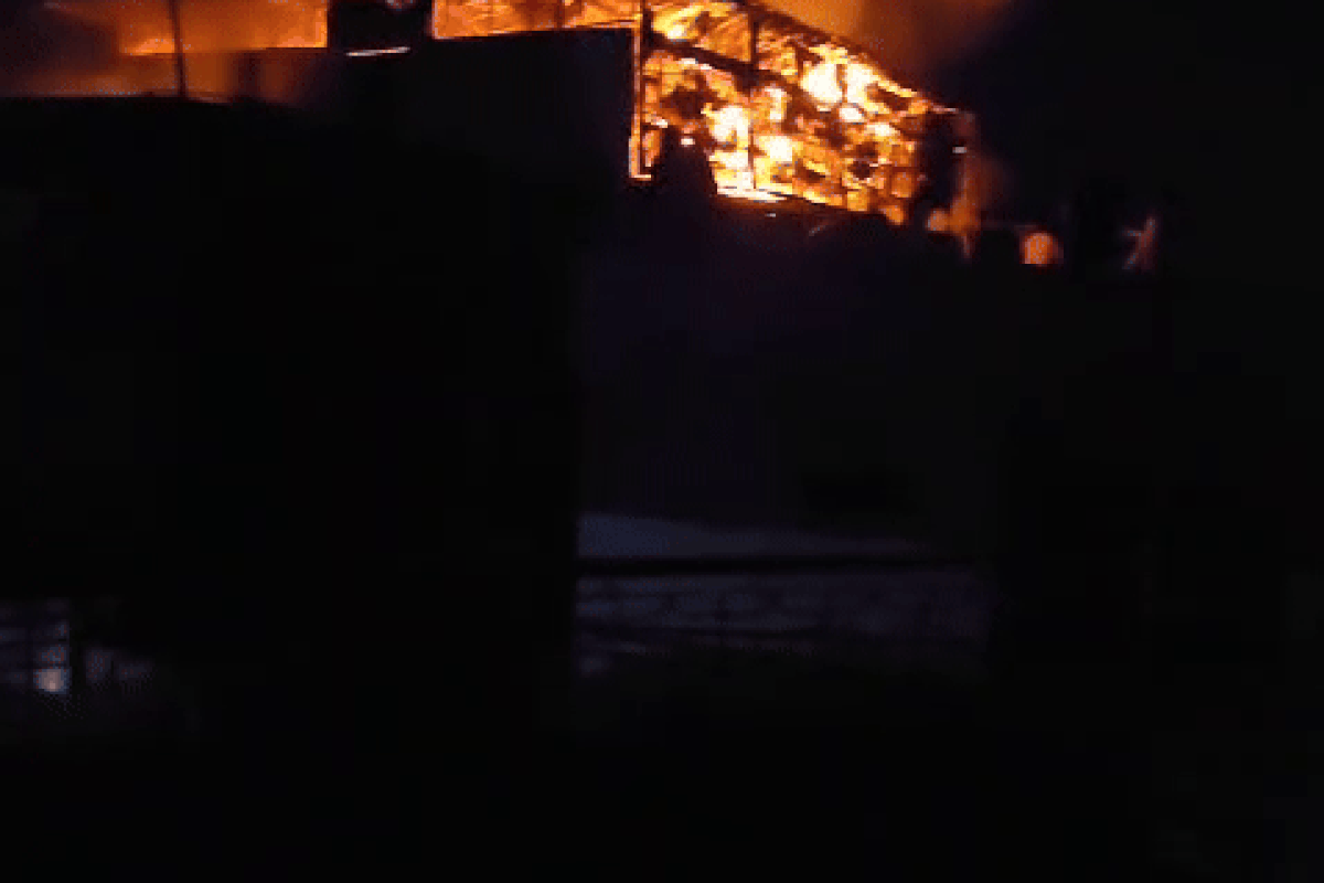 Karauli Fire: देर रात कपड़ों के शोरूम में उठने लगीं आग की लपटें, इलाके में मचा हड़कंप; लाखों का सामान जलकर खाक